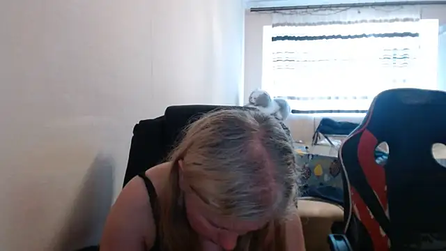 Snapshot of PeterAndJen chatting on June 2026 10:15:01 AM PeterAndJen online show from June 2026 10:15:01 AM
