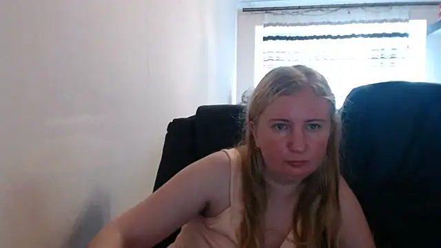 Snapshot of PeterAndJen chatting on June 2026 04:19:02 PM PeterAndJen online show from June 2026 04:19:02 PM