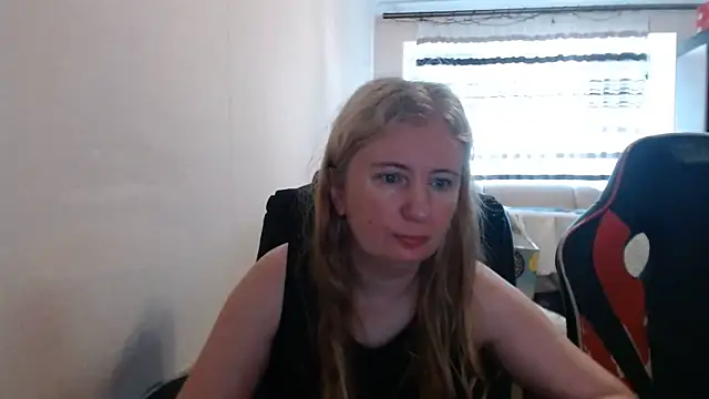 Snapshot of PeterAndJen chatting on July 2026 05:13:02 AM PeterAndJen online show from July 2026 05:13:02 AM