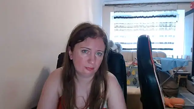 Snapshot of PeterAndJen chatting on July 2026 05:14:01 AM PeterAndJen online show from July 2026 05:14:01 AM