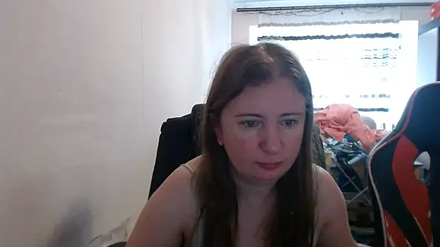 Snapshot of PeterAndJen chatting on July 2026 05:12:02 AM PeterAndJen online show from July 2026 05:12:02 AM
