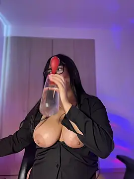 Roxxannne online show from June 2026 10:03:01 PM