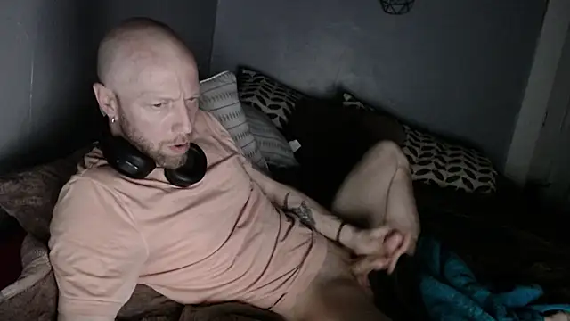 Snapshot of MaxRouger chatting on March 2025 10:05:01 AM MaxRouger online show from March 2025 10:05:01 AM