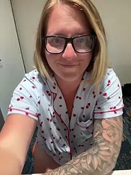 Snapshot of Lizzyloo chatting on February 2026 03:28:02 AM Lizzyloo online show from February 2026 03:28:02 AM