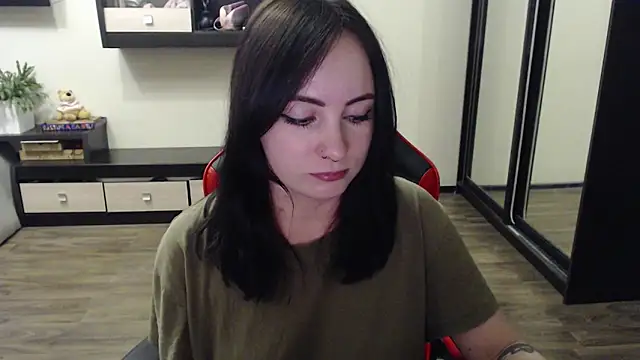 Laralianna online show from October 2025 05:01:01 PM