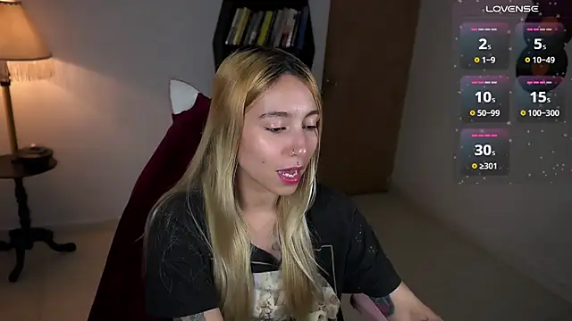 Snapshot of Saucy_Jenn chatting on November 2025 10:41:02 PM Saucy Jenn online show from November 2025 10:41:02 PM