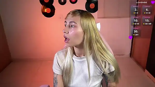 Snapshot of Saucy_Jenn chatting on March 2026 03:33:01 AM Saucy Jenn online show from March 2026 03:33:01 AM