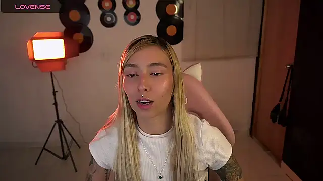 Snapshot of Saucy_Jenn chatting on April 2026 03:44:02 AM Saucy Jenn online show from April 2026 03:44:02 AM