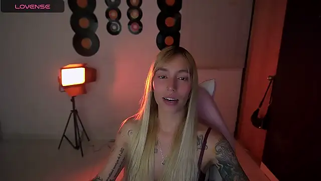 Snapshot of Saucy_Jenn chatting on April 2026 03:44:02 AM Saucy Jenn online show from April 2026 03:44:02 AM