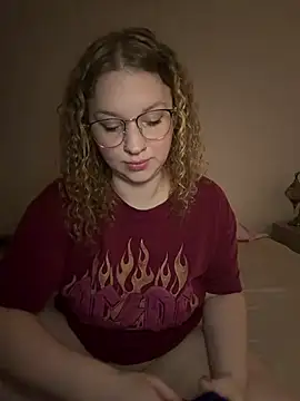 Snapshot of EmmieRae chatting on February 2026 04:22:01 AM EmmieRae online show from February 2026 04:22:01 AM