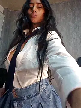 Snapshot of Valentinne_z chatting on February 2025 09:34:02 AM Valentinne z online show from February 2025 09:34:02 AM