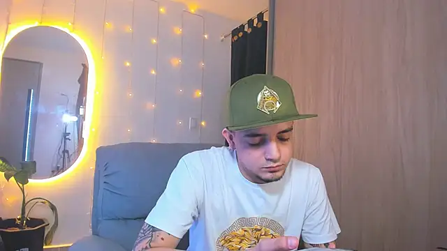 Snapshot of alejandro_calderon1 chatting on December 2024 05:44:01 AM alejandro calderon1 online show from December 2024 05:44:01 AM