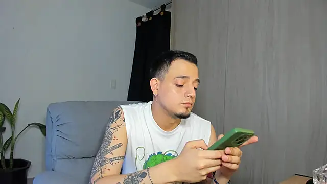 Snapshot of alejandro_calderon1 chatting on March 2025 04:52:02 AM alejandro calderon1 online show from March 2025 04:52:02 AM