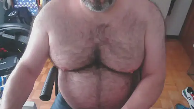 Snapshot of mikeyhotbear chatting on January 2025 04:54:01 PM mikeyhotbear online show from January 2025 04:54:01 PM