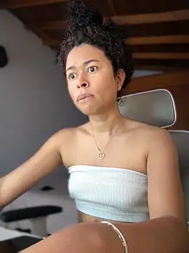 Snapshot of GabriSaenz chatting on November 2025 02:17:01 PM GabriSaenz online show from November 2025 02:17:01 PM