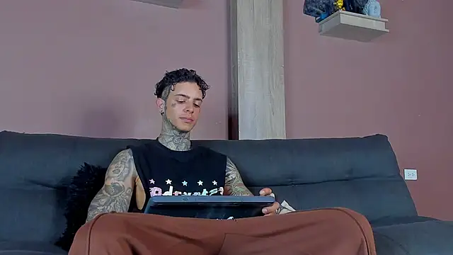 Snapshot of Aron_ford chatting on January 2026 01:20:01 AM Aron ford online show from January 2026 01:20:01 AM