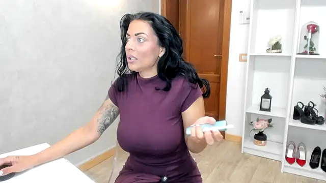 Snapshot of ElisaBaxter chatting on October 2025 04:21:01 AM ElisaBaxter online show from October 2025 04:21:01 AM