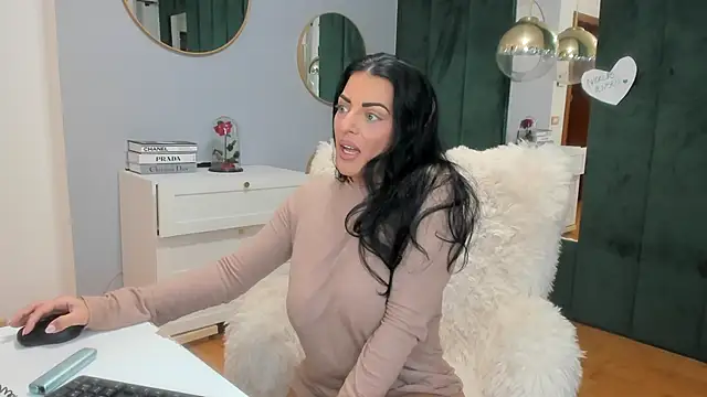 Snapshot of ElisaBaxter chatting on November 2025 06:05:01 AM ElisaBaxter online show from November 2025 06:05:01 AM