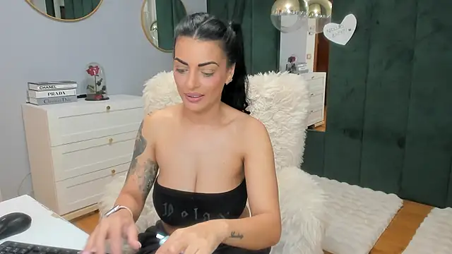 Snapshot of ElisaBaxter chatting on November 2025 04:01:02 AM ElisaBaxter online show from November 2025 04:01:02 AM