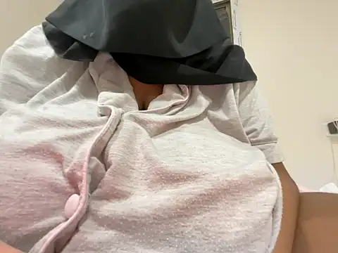 Snapshot of Submissive_Arab chatting on April 2026 12:17:01 PM Submissive Arab online show from April 2026 12:17:01 PM