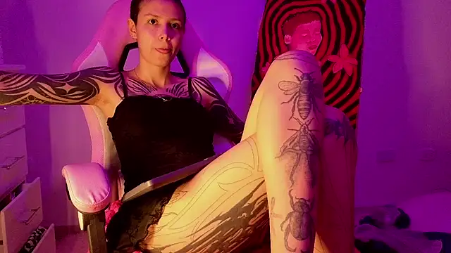 Snapshot of goddess_vee_ chatting on April 2026 11:24:02 PM goddess vee online show from April 2026 11:24:02 PM