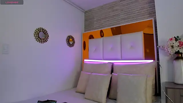 ShaniaBrownn online show from December 2024 07:49:02 PM