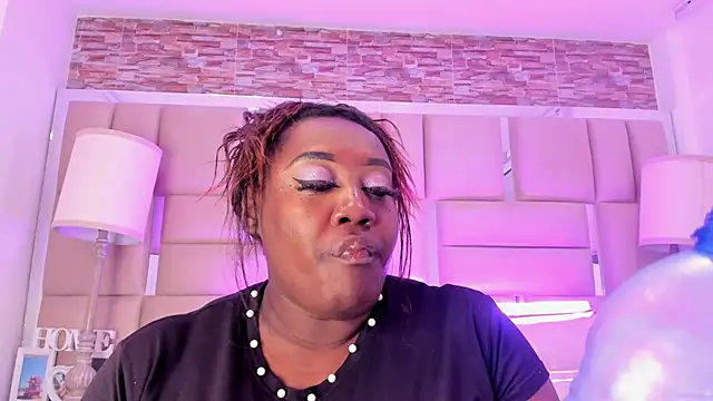 ShaniaBrownn online show from October 2025 06:19:02 PM