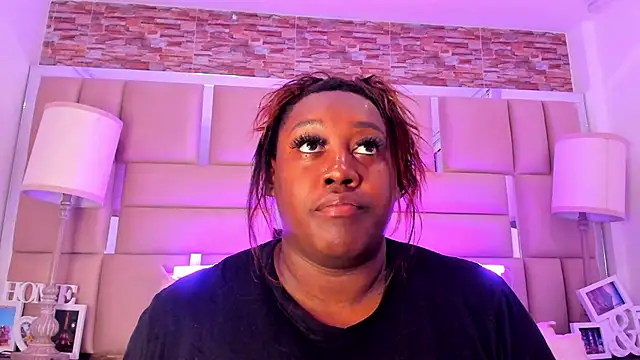 ShaniaBrownn online show from October 2025 07:47:02 PM