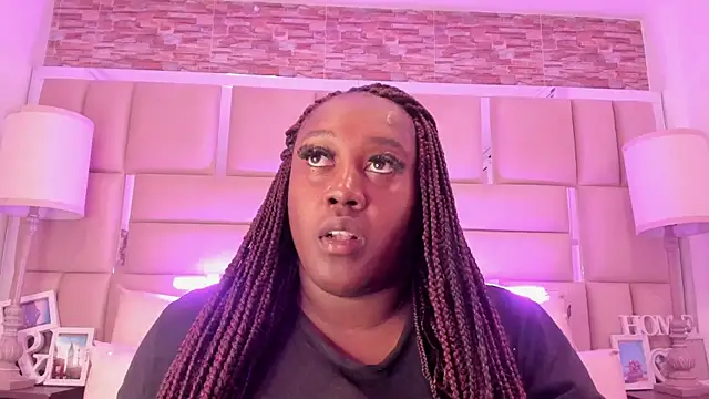 ShaniaBrownn online show from May 2026 07:33:02 PM