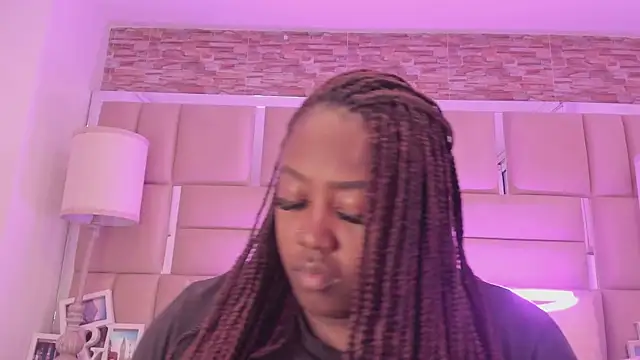 ShaniaBrownn online show from June 2026 07:37:01 PM