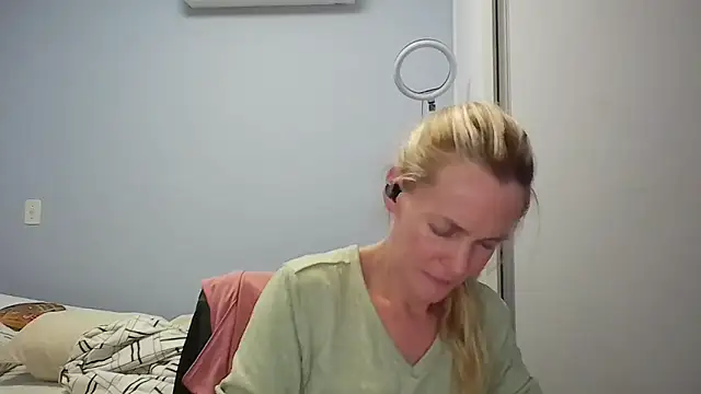 Snapshot of Annylove1 chatting on February 2026 12:20:01 AM Annylove1 online show from February 2026 12:20:01 AM