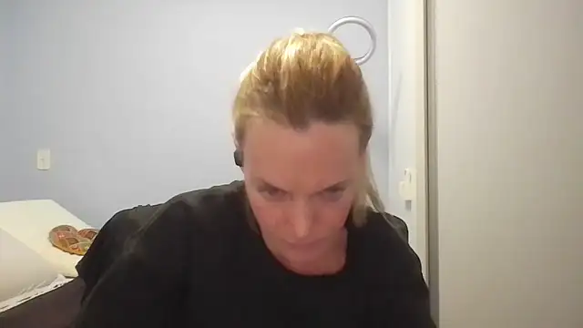 Annylove1 online show from June 2026 12:37:01 AM