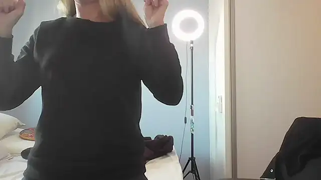 Annylove1 online show from June 2026 10:47:01 AM