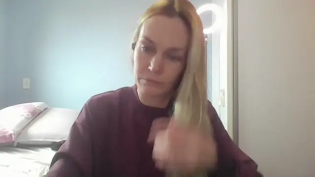 Annylove1 online show from June 2026 12:18:01 PM