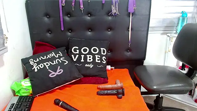 Snapshot of VIOLETTA-HOT chatting on February 2025 11:31:02 AM VIOLETTA-HOT online show from February 2025 11:31:02 AM