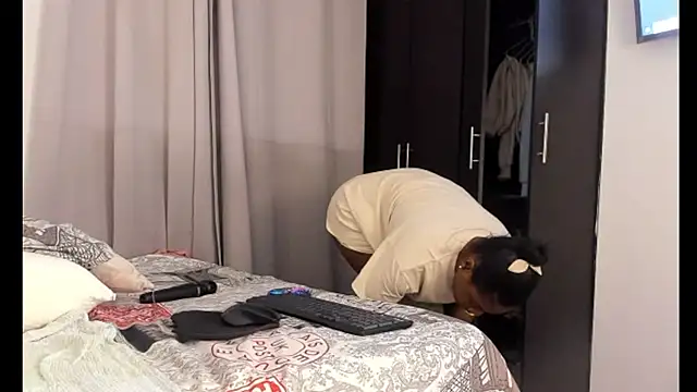 Snapshot of _yisela_ chatting on February 2025 12:20:02 AM yisela online show from February 2025 12:20:02 AM