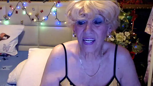 Snapshot of HappyWomanOn chatting on December 2025 07:38:01 AM HappyWomanOn online show from December 2025 07:38:01 AM