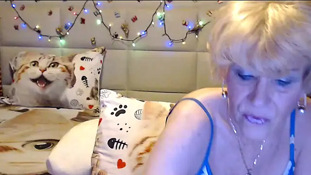 Snapshot of HappyWomanOn chatting on December 2025 10:42:01 AM HappyWomanOn online show from December 2025 10:42:01 AM