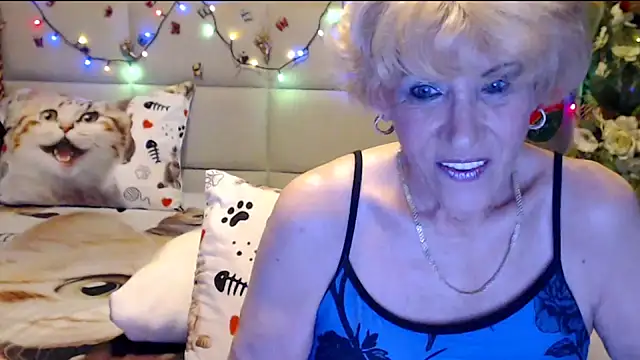 Snapshot of HappyWomanOn chatting on December 2025 10:52:02 AM HappyWomanOn online show from December 2025 10:52:02 AM