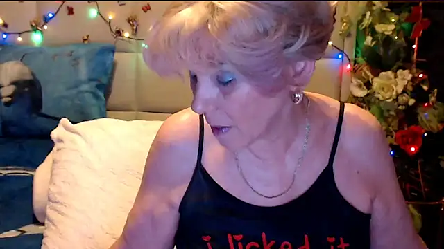 Snapshot of HappyWomanOn chatting on February 2026 10:25:01 AM HappyWomanOn online show from February 2026 10:25:01 AM