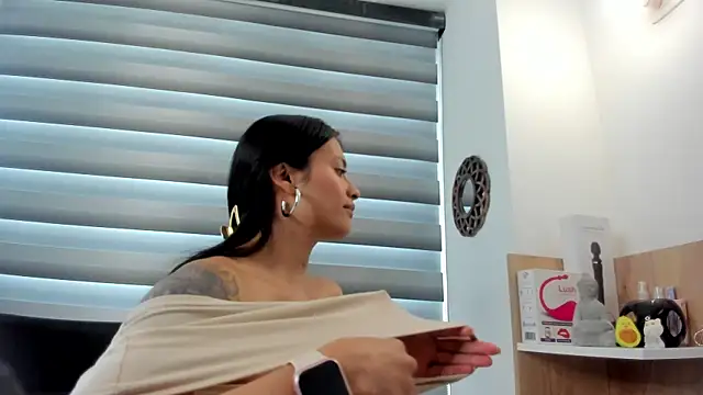 nia  white online show from January 2025 05:03:01 PM