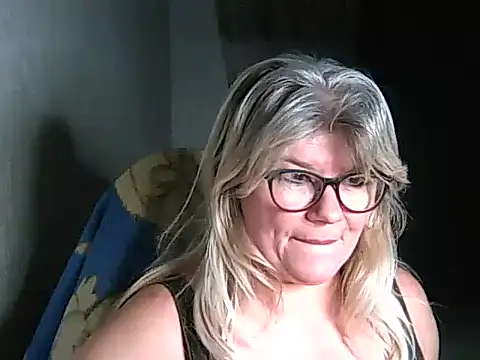 Snapshot of Diana_49 chatting on December 2025 06:32:01 AM Diana 49 online show from December 2025 06:32:01 AM