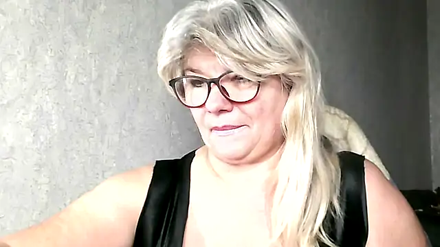 Snapshot of Diana_49 chatting on December 2025 10:52:01 PM Diana 49 online show from December 2025 10:52:01 PM