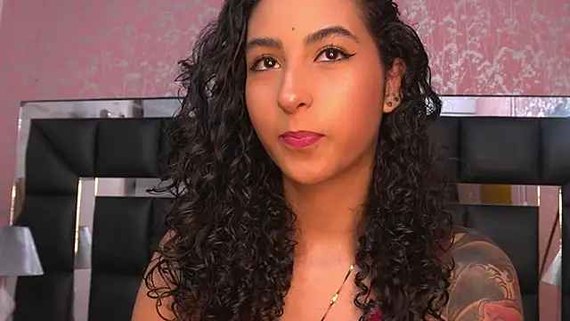 Snapshot of agatha_collins_ chatting on January 2025 07:18:01 PM agatha collins online show from January 2025 07:18:01 PM