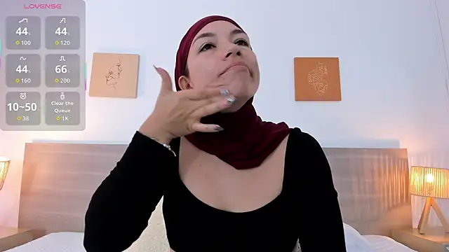 aisha vs online show from October 2025 01:24:02 PM