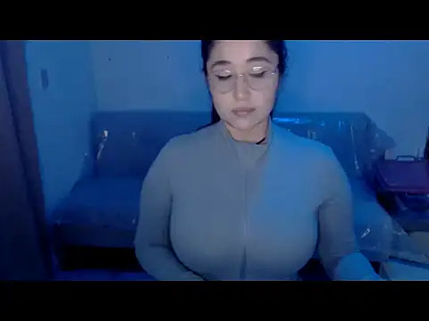 Snapshot of YummymeowW chatting on December 2025 01:46:02 AM YummymeowW online show from December 2025 01:46:02 AM