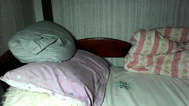 Alma Evelynne online show from December 2025 11:00:02 PM