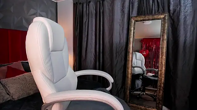 Snapshot of _Nicoletteshea_ chatting on February 2025 10:09:01 PM Nicoletteshea online show from February 2025 10:09:01 PM