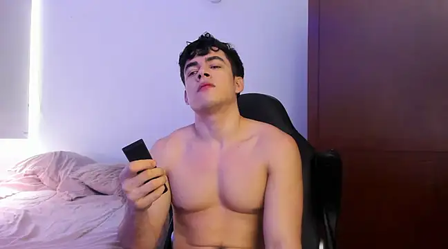 Snapshot of Lucian_Gomez_ chatting on December 2024 07:03:02 PM Lucian Gomez online show from December 2024 07:03:02 PM