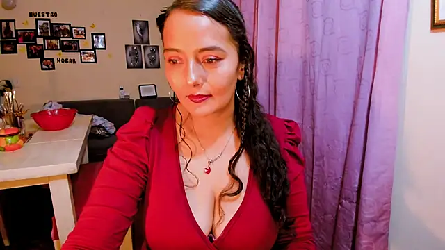 Snapshot of emma_luxy chatting on February 2026 04:44:01 AM emma luxy online show from February 2026 04:44:01 AM